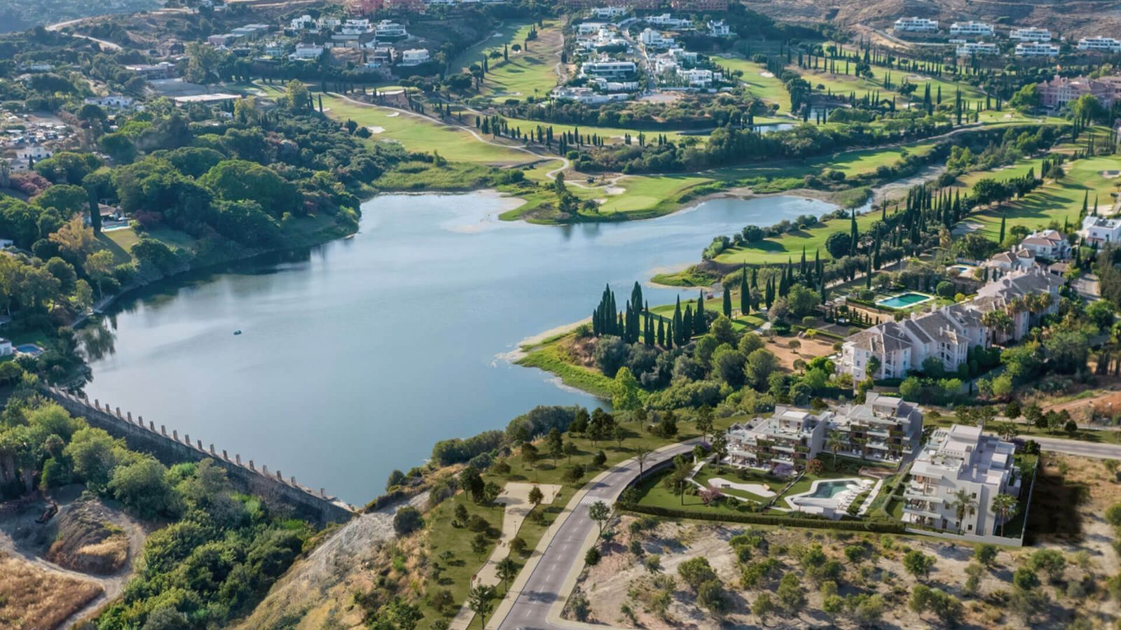 Vista aérea de Taray Residences con vista al lago, campo de golf y colinas circundantes.